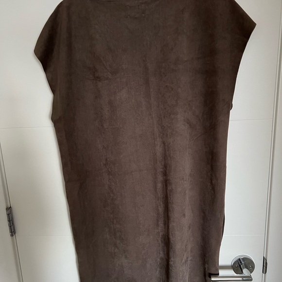 Aritzia, Wilfred. Grey vegan suede Nori shirt dress. Size medium - Picture 3 of 3